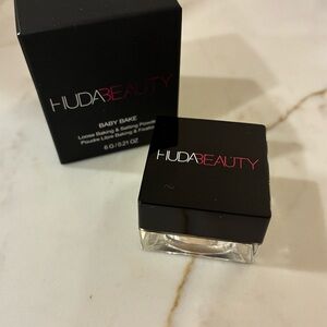 HUDA BEAUTY Baby Bake Loose Setting Powder. Colour = banana bread! Brand new